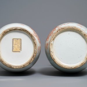 Une paire de vases en porcelaine de Chine à décor de lions bouddhistes en rouge de fer, 19/20ème — photo 6