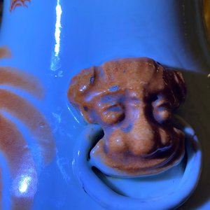 Une paire de vases en porcelaine de Chine à décor de lions bouddhistes en rouge de fer, 19/20ème — photo 7