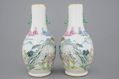 Une paire de vases en porcelaine de Chine à décor de paysages, début du 20ème