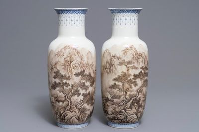 Une paire de vases en porcelaine de Chine à décor de paysages, signés Zhou Guo Jun, République, 20ème