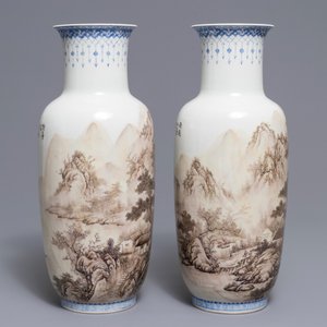Une paire de vases en porcelaine de Chine à décor de paysages, signés Zhou Guo Jun, République, 20ème — photo 2