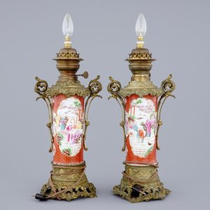 Une paire de vases en porcelaine de Chine à décor mandarin monté en bronze, 18/19ème — photo 1