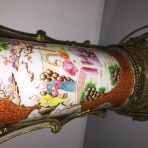 Une paire de vases en porcelaine de Chine à décor mandarin monté en bronze, 18/19ème — photo 8