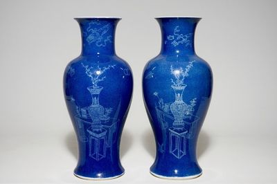 Une paire de vases en porcelaine de Chine à décor sous glaçure sur fond bleu poudré, 19ème