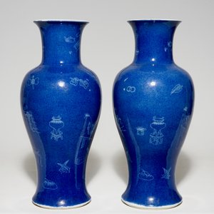 Une paire de vases en porcelaine de Chine à décor sous glaçure sur fond bleu poudré, 19ème — photo 4