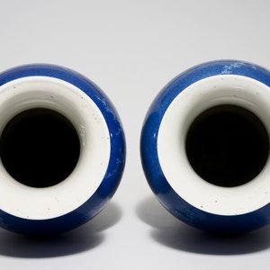 Une paire de vases en porcelaine de Chine à décor sous glaçure sur fond bleu poudré, 19ème — photo 5