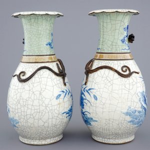 Une paire de vases en porcelaine de Chine à fond craquelé, 19ème — photo 2