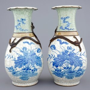Une paire de vases en porcelaine de Chine à fond craquelé, 19ème — photo 3