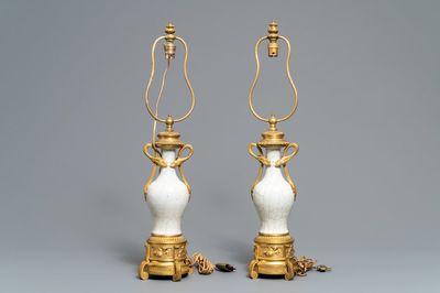 Une paire de vases en porcelaine de Chine à fond craquelé aux montures en bronze doré, Chine, 18ème