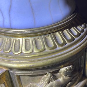 Une paire de vases en porcelaine de Chine à fond craquelé aux montures en bronze doré, Chine, 18ème — photo 20
