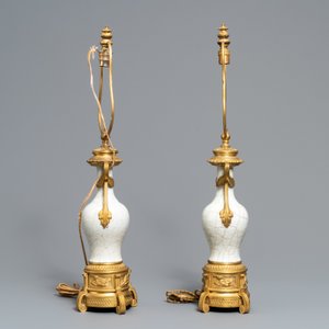 Une paire de vases en porcelaine de Chine à fond craquelé aux montures en bronze doré, Chine, 18ème — photo 2
