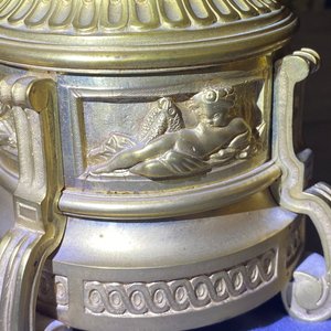 Une paire de vases en porcelaine de Chine à fond craquelé aux montures en bronze doré, Chine, 18ème — photo 21