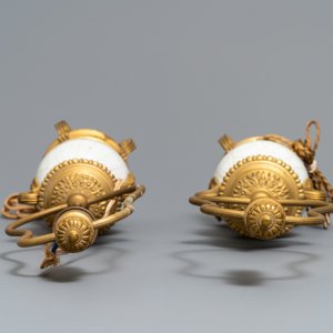 Une paire de vases en porcelaine de Chine à fond craquelé aux montures en bronze doré, Chine, 18ème — photo 5