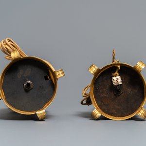 Une paire de vases en porcelaine de Chine à fond craquelé aux montures en bronze doré, Chine, 18ème — photo 6
