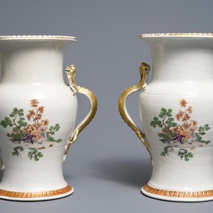 Une paire de vases en porcelaine de Chine aux anses en forme de dragons, Qianlong — photo 3