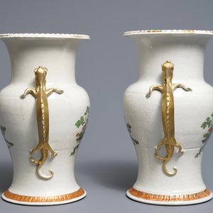 Une paire de vases en porcelaine de Chine aux anses en forme de dragons, Qianlong — photo 4
