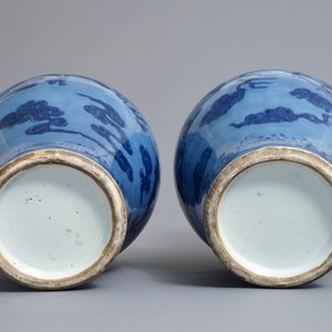 Une paire de vases en porcelaine de Chine bleu de lavande à décor de dragons, 18/19ème — photo 6