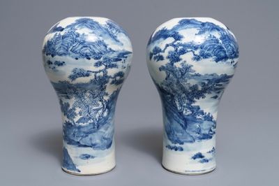 Une paire de vases en porcelaine de Chine bleu et blanc, 19/20ème