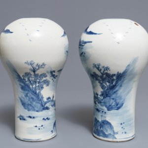 Une paire de vases en porcelaine de Chine bleu et blanc, 19/20ème — photo 4