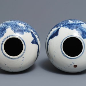 Une paire de vases en porcelaine de Chine bleu et blanc, 19/20ème — photo 5