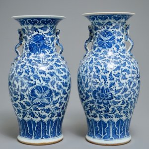 Une paire de vases en porcelaine de Chine bleu et blanc, 19ème — photo 1