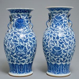 Une paire de vases en porcelaine de Chine bleu et blanc, 19ème — photo 3