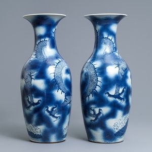Une paire de vases en porcelaine de Chine bleu et blanc, 19ème — photo 3