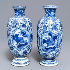 Une paire de vases en porcelaine de Chine bleu et blanc à décor d'animaux mythiques, Kangxi — photo 4