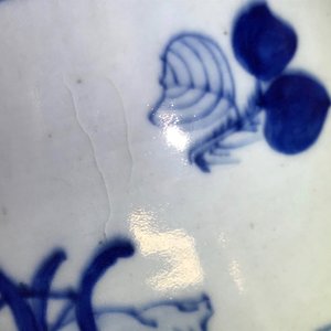 Une paire de vases en porcelaine de Chine bleu et blanc à décor de femmes assises, 19ème — photo 15