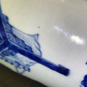 Une paire de vases en porcelaine de Chine bleu et blanc à décor de femmes assises, 19ème — photo 16