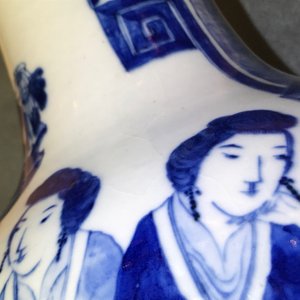Une paire de vases en porcelaine de Chine bleu et blanc à décor de femmes assises, 19ème — photo 17