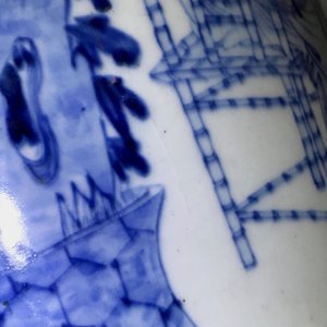Une paire de vases en porcelaine de Chine bleu et blanc à décor de femmes assises, 19ème — photo 18