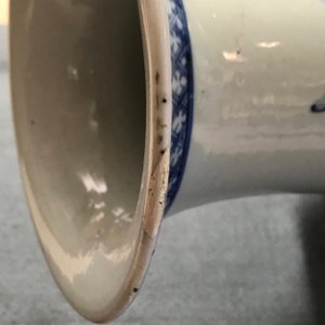 Une paire de vases en porcelaine de Chine bleu et blanc à décor de femmes assises, 19ème — photo 22