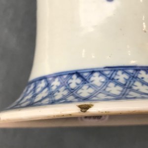 Une paire de vases en porcelaine de Chine bleu et blanc à décor de femmes assises, 19ème — photo 26