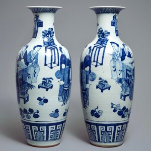 Une paire de vases en porcelaine de Chine bleu et blanc à décor de femmes assises, 19ème — photo 4