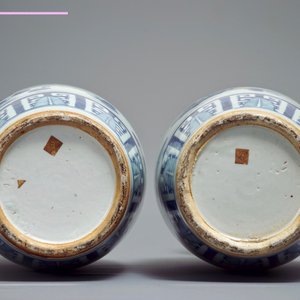 Une paire de vases en porcelaine de Chine bleu et blanc à décor de femmes assises, 19ème — photo 5