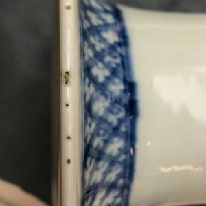Une paire de vases en porcelaine de Chine bleu et blanc à décor de femmes assises, 19ème — photo 7