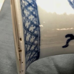 Une paire de vases en porcelaine de Chine bleu et blanc à décor de femmes assises, 19ème — photo 8