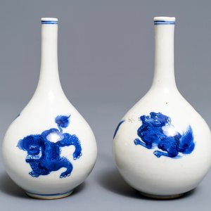 Une paire de vases en porcelaine de Chine bleu et blanc à décor de kylins, Kangxi — photo 3