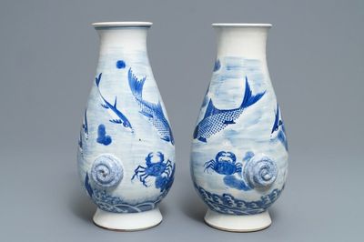 Une paire de vases en porcelaine de Chine bleu et blanc à décor marin, marque de Kangxi, 19ème