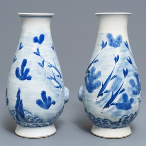 Une paire de vases en porcelaine de Chine bleu et blanc à décor marin, marque de Kangxi, 19ème — photo 4
