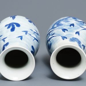 Une paire de vases en porcelaine de Chine bleu et blanc à décor marin, marque de Kangxi, 19ème — photo 6