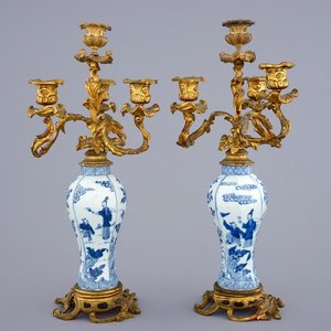 Une paire de vases en porcelaine de Chine bleu et blanc aux montures de candelabres en bronze ormolu, Kangxi — photo 1