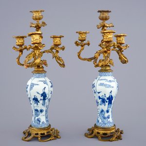 Une paire de vases en porcelaine de Chine bleu et blanc aux montures de candelabres en bronze ormolu, Kangxi — photo 3