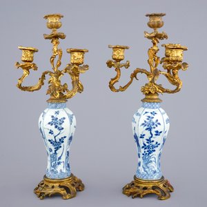 Une paire de vases en porcelaine de Chine bleu et blanc aux montures de candelabres en bronze ormolu, Kangxi — photo 4