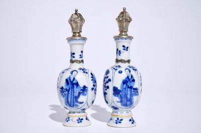 Une paire de vases en porcelaine de Chine bleu et blanc aux montures en argent, Kangxi