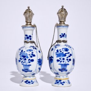 Une paire de vases en porcelaine de Chine bleu et blanc aux montures en argent, Kangxi — photo 2