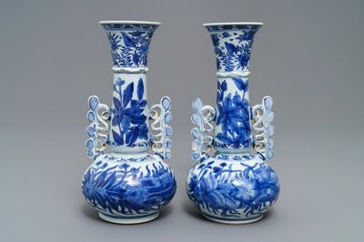Une paire de vases en porcelaine de Chine bleu et blanc d'après des modèles en verre de Venise, Kangxi