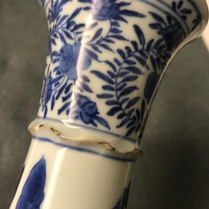 Une paire de vases en porcelaine de Chine bleu et blanc d'après des modèles en verre de Venise, Kangxi — photo 16