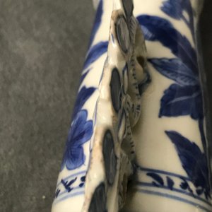 Une paire de vases en porcelaine de Chine bleu et blanc d'après des modèles en verre de Venise, Kangxi — photo 19